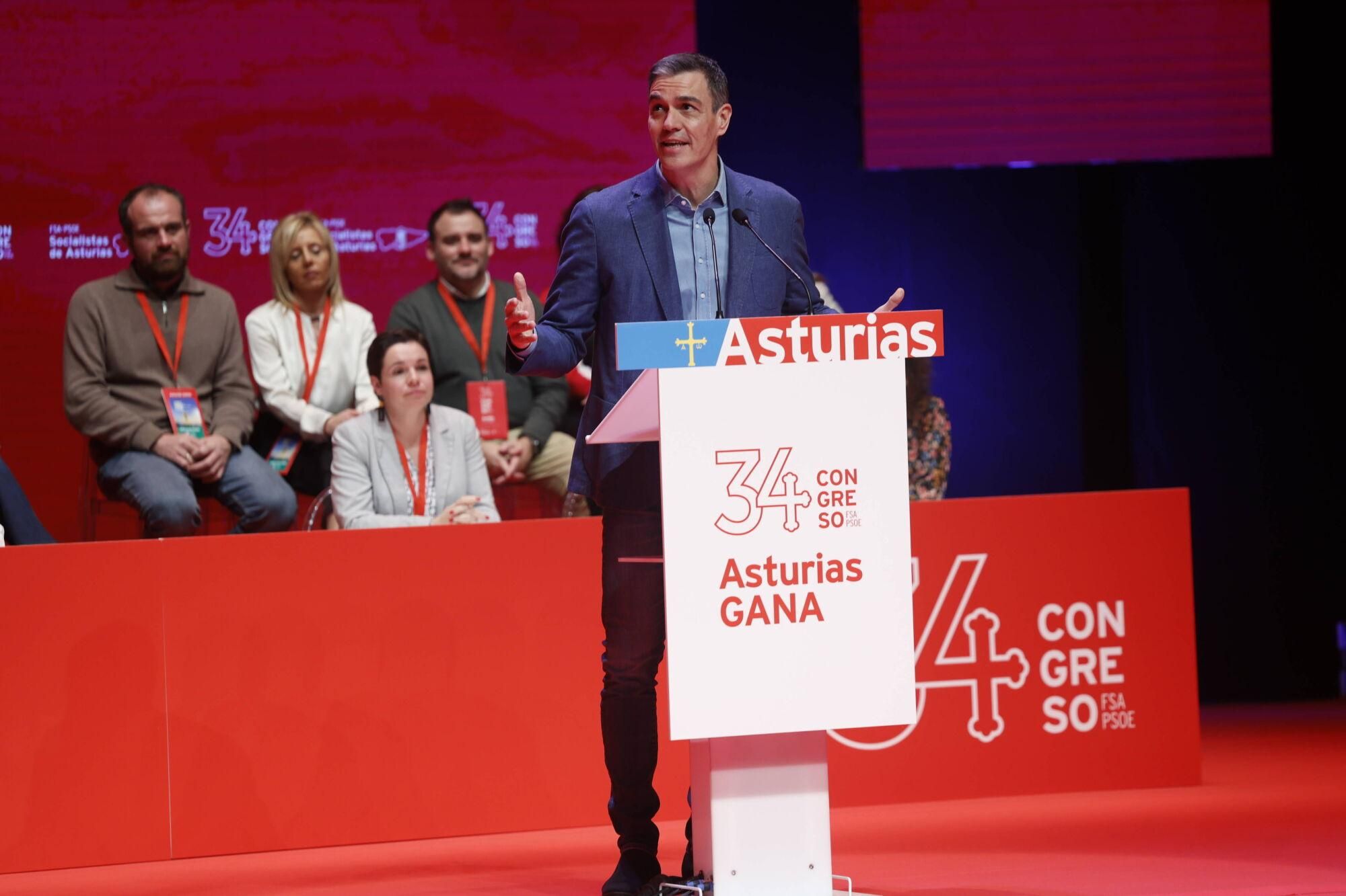 EN IMÁGENES: Pedro Sánchez y Adrián Barbón abren el congreso del PSOE asturiano