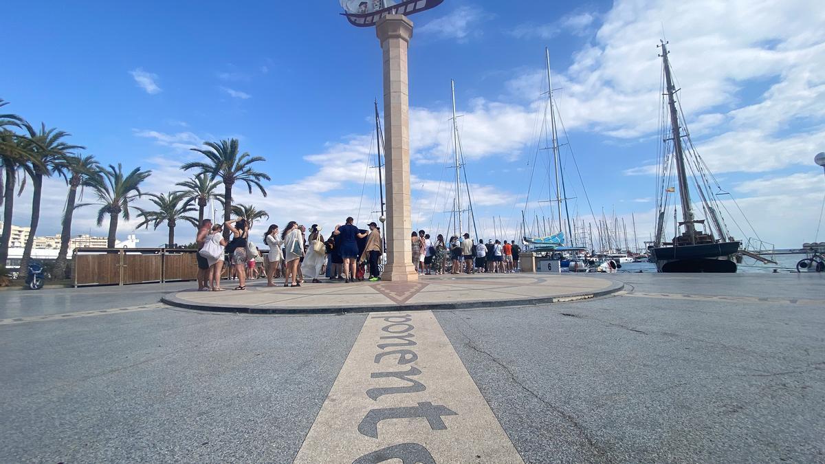 Pasajeros hacen cola en el Muelle de las Golondrinas antes de embarcar en una excursión turística