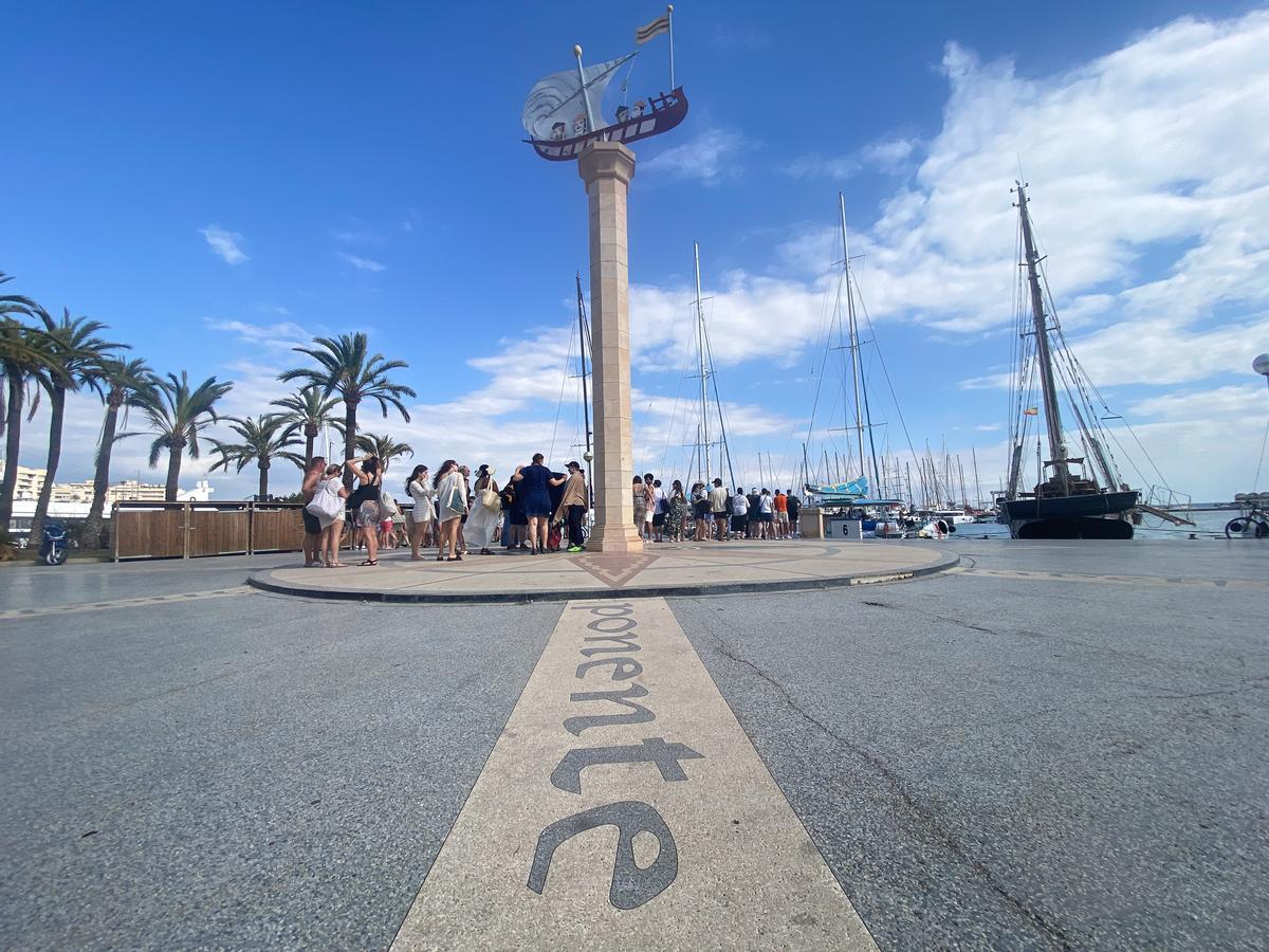 Pasajeros hacen cola en el Muelle de las Golondrinas antes de embarcar en una excursión turística