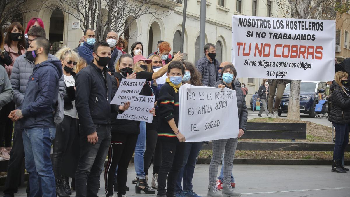 Protesta de los hosteleros en Alicante contra el cierre de la hostelería