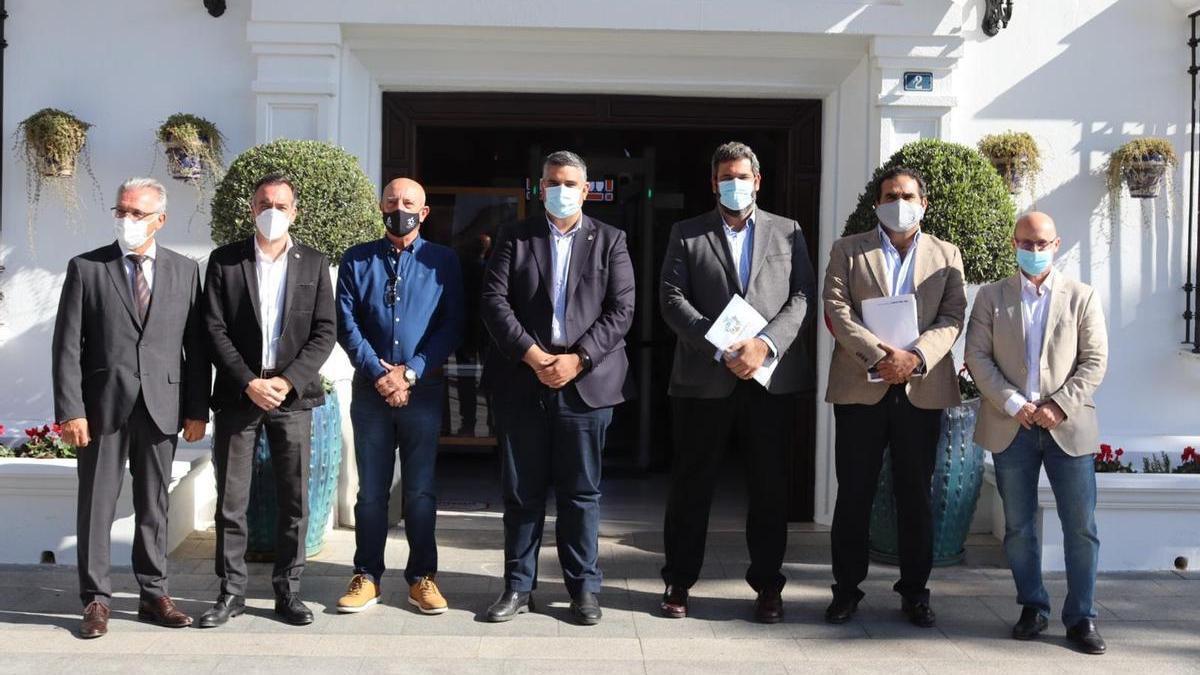 Foto de familia tras la firma del acuerdo por el cual Acosol gestionará la depuradora de Las Lomas.