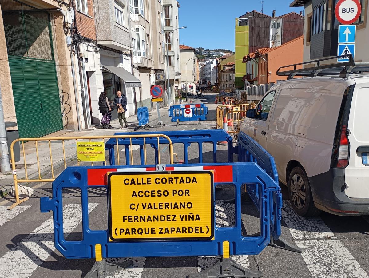 La calle Gijón cortada al tráfico en Luanco.
