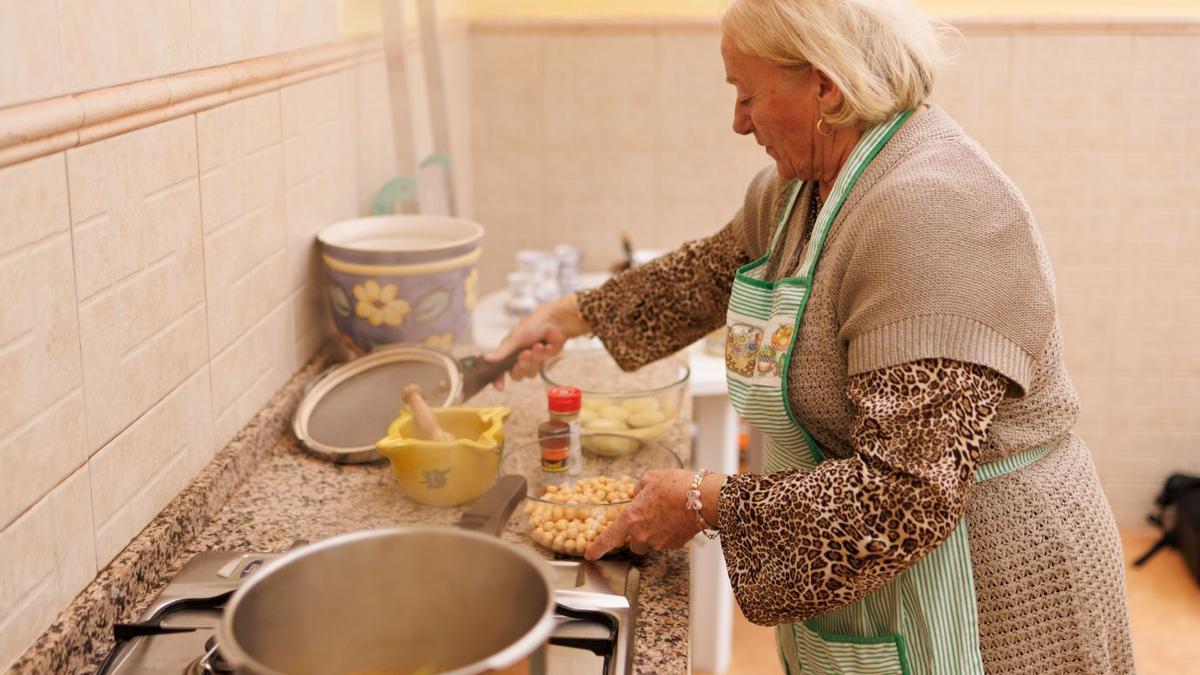 Lola Albadalejo, una de las participantes en el libro, en los fogones de su casa de Cartagena.