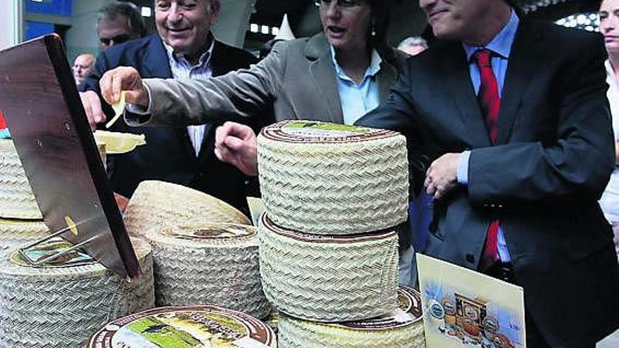 El consejero de Pesca defiende que la flota del pincho tenga cupo propio de merluza Bocados de queso y tragos de vino, en La Magdalena