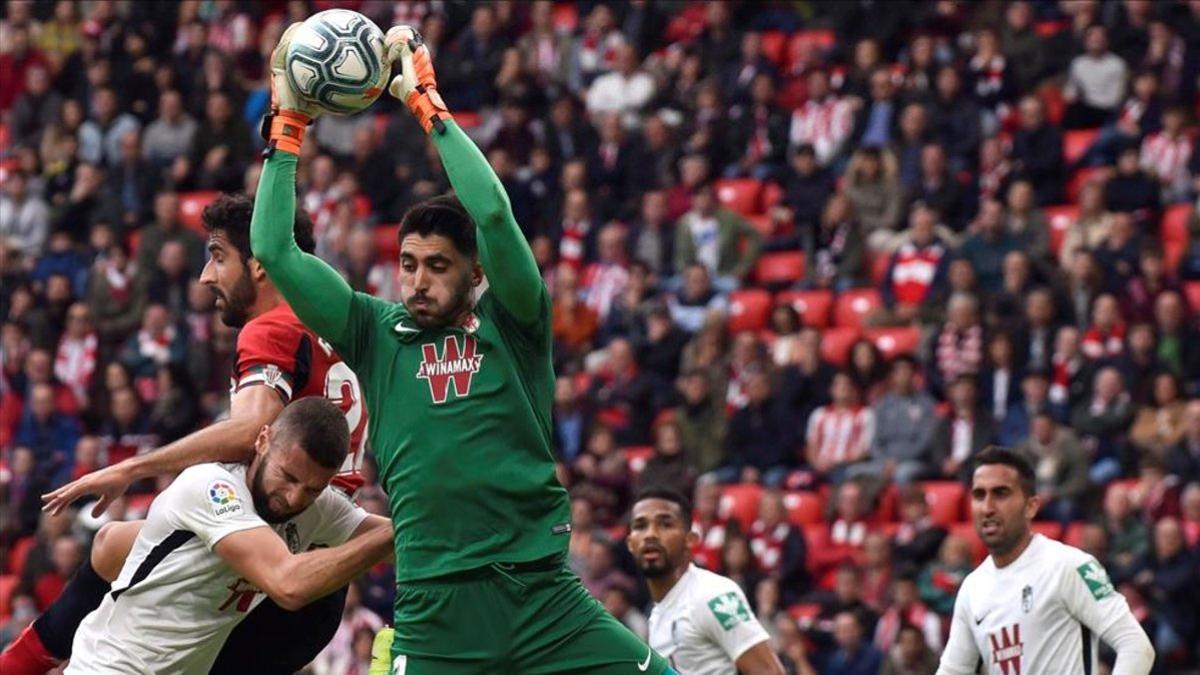 Rui Silva atrapa el balón en el partido de Liga ante el Athletic de Bilbao