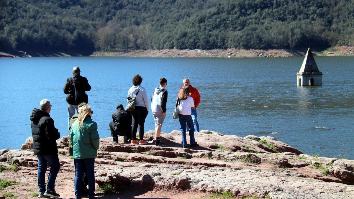 El embalse de Sau recibe a una multitud de gente que viene a presenciar la subida de los niveles del agua