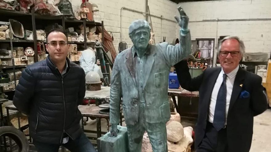 La escultura para homenajear al emigrante, casi terminada, anuncia el alcalde de Ribadedeva