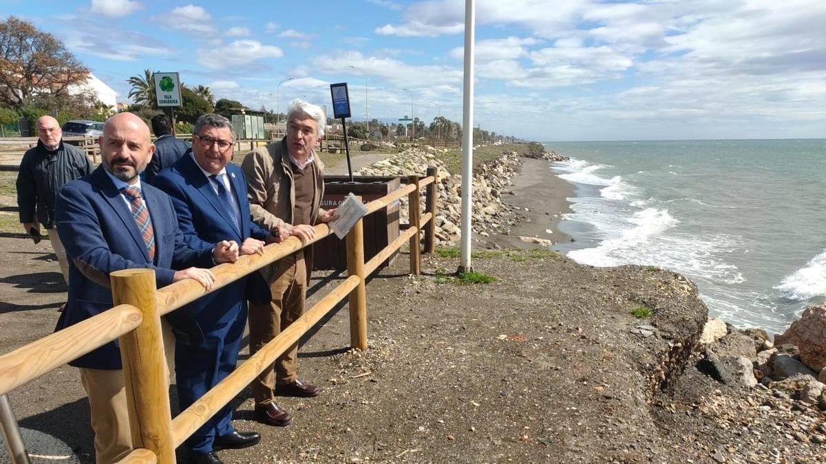 Javier Salas, Antonio Moreno Ferrer y Ángel González observan el terreno ganado al mar.