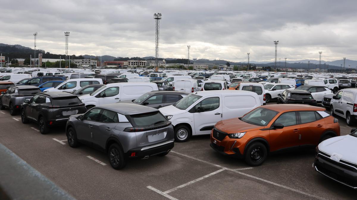 Uno de los depósitos provisionales con los coches de Stellantis Vigo