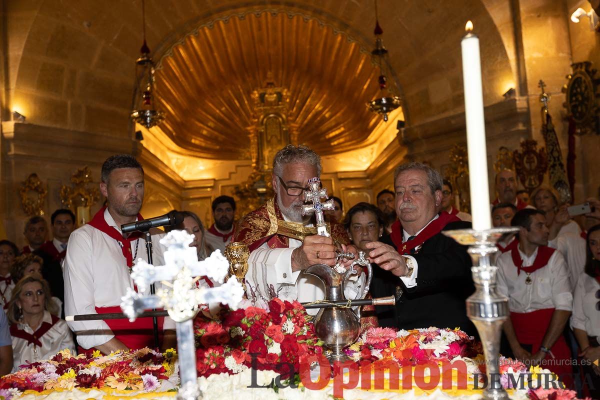 Bandeja de flores y ritual de la bendición del vino en las Fiestas de Caravaca