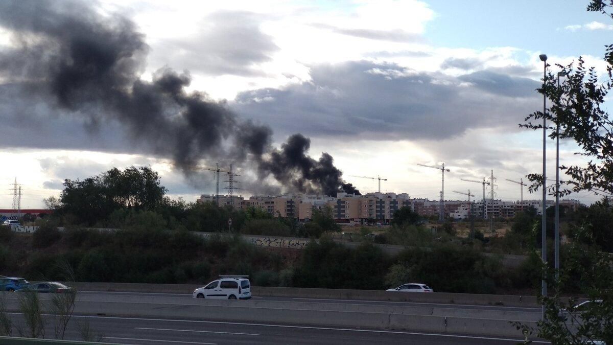 Segundo incencio en apenas dos semanas: nuevo fuego declarado en el Polígono Azque de Alcalá de Henares