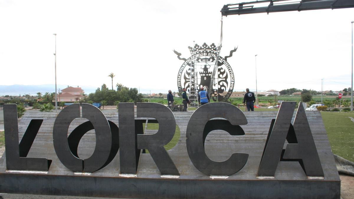 Labores de montaje del escudo de cinco metros de altura que presidirá la entrada a Lorca por la zona de Carraclaca.