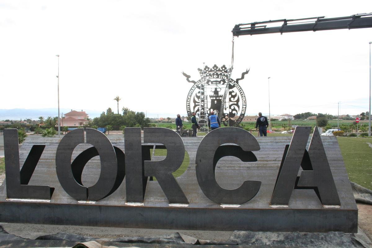 Labores de montaje del escudo de cinco metros de altura que presidirá la entrada a Lorca por la zona de Carraclaca.