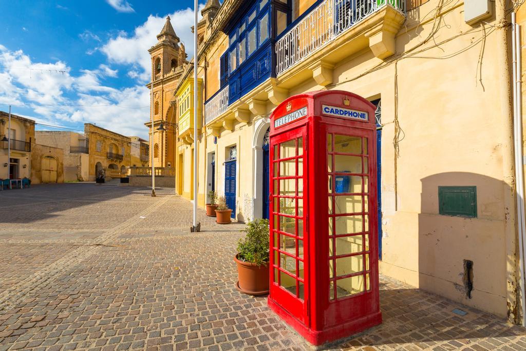 ¿Londres? No, Marsaxlokk. Aún hoy es posible disfrutar de estas típicas cabinas ya en peligro de extinción.