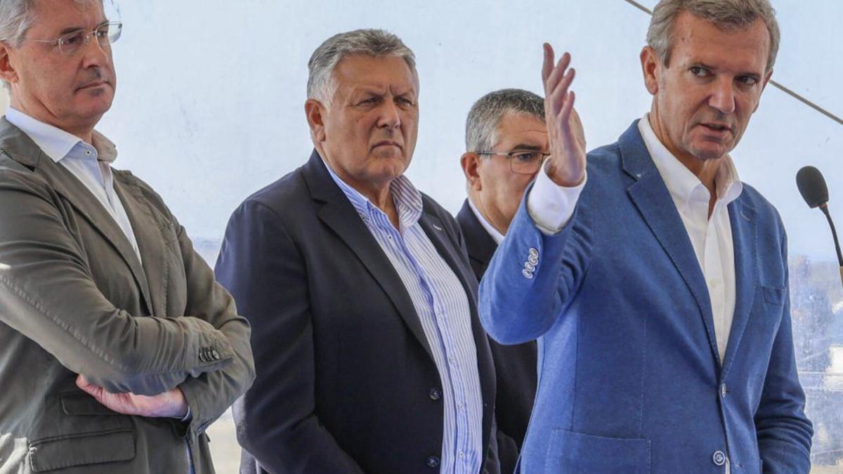 El presidente Alfonso Rueda en A Lanzada, ante los alcaldes de O Grove y Sanxenxo.