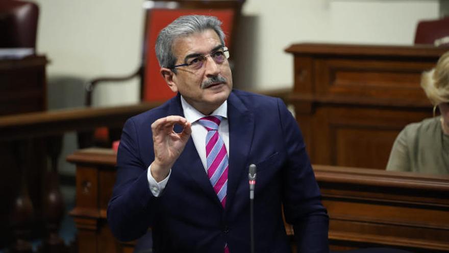 Román Rodríguez, durante el pleno del Parlamento de Canarias.