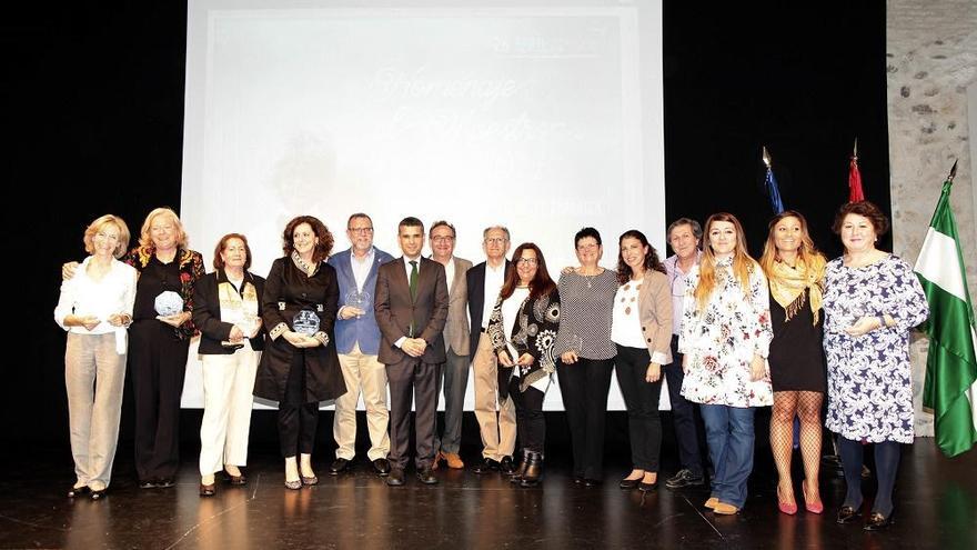 El alcalde, José Bernal, con los docentes distinguidos.