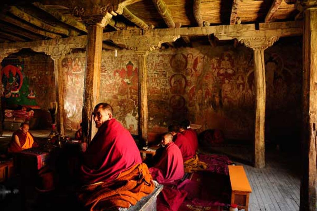 Monjes es una ceremonia del monsaterio de Kasha.