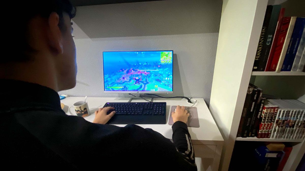 Un adolescente juega a Fortnite en la habitación de su casa