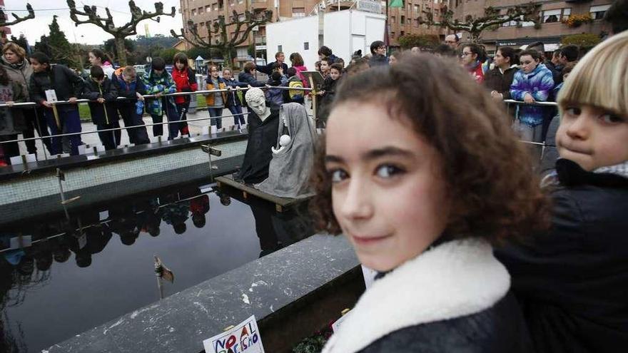 Belén en homenaje a los refugiados, en la plaza de Europa de Piedras Blancas.