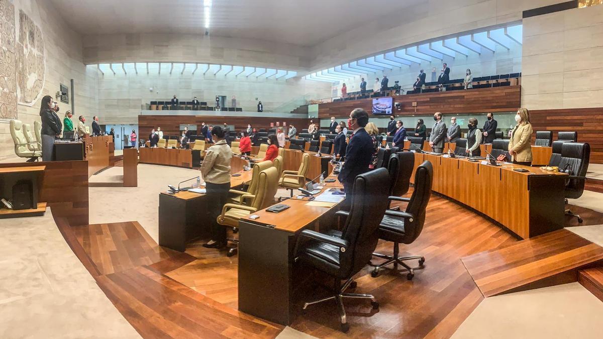 Los diputados antes del inicio de la sesión de hoy.