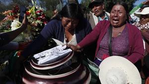 Un grupo de mujeres en los funerales por los campesinos muertos en choques con la policía en Cochabamba, Bolivia.