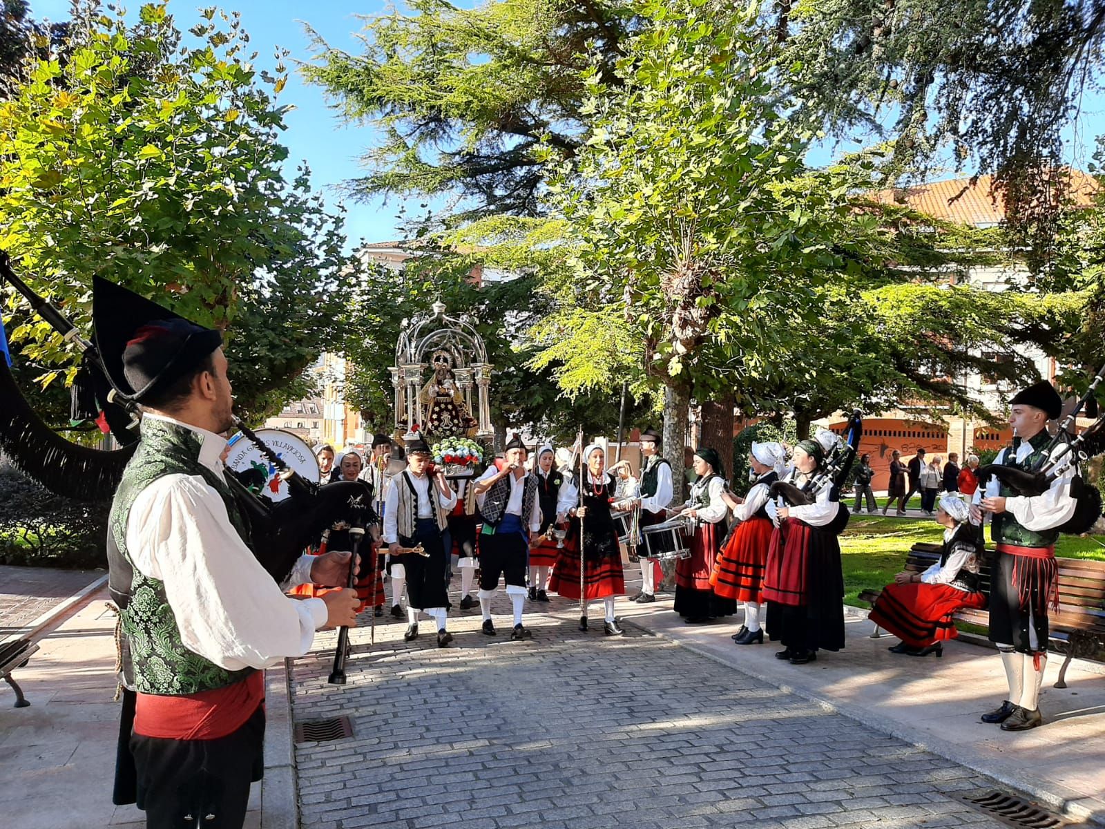 Villaviciosa ofrece el primer mosto a la Portalina: así ha sido el acto seguido de un desfile de carrozas
