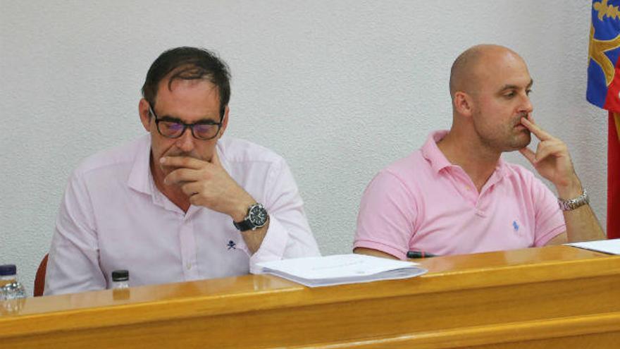 Imagen de los ediles Alejandro Blanco y Pablo Samper durante el pleno ordinario de ayer