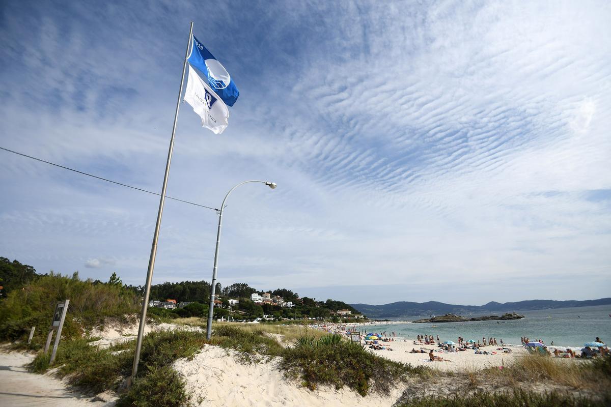 La playa de Areas en Sanxenxo, con bandera azul.