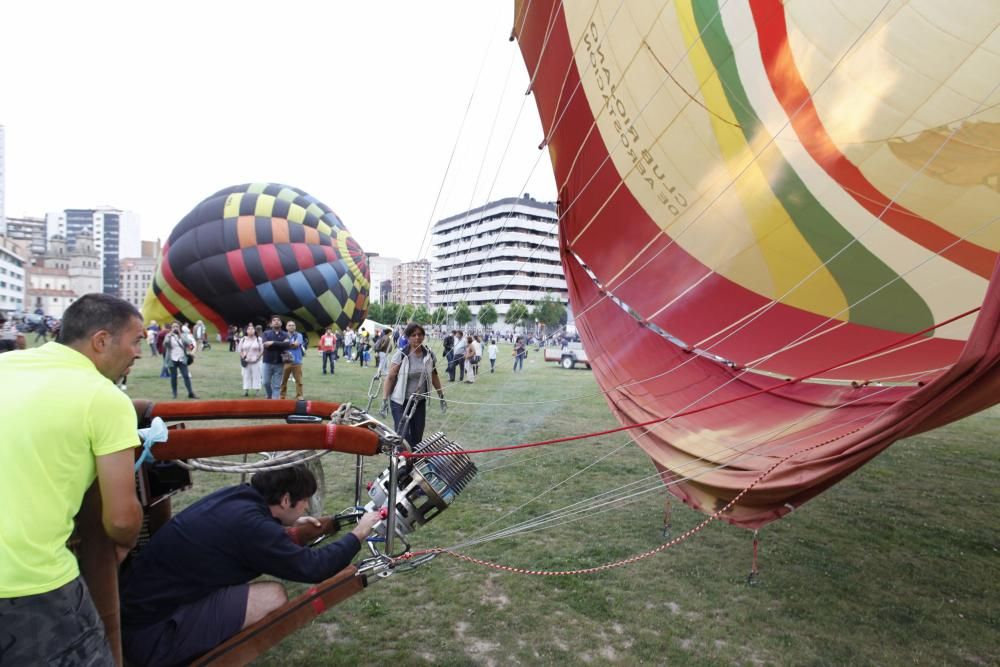 Salida de la regata de globos aerostáticos desde el "solarón", en Gijón.