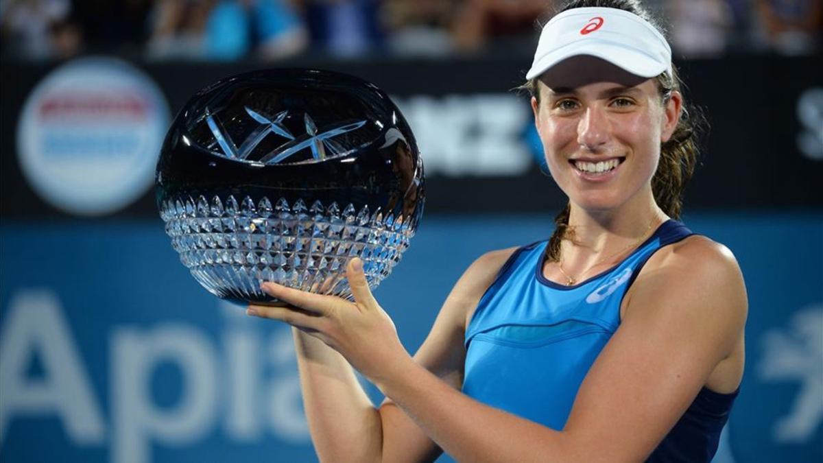 Konta alza su trofeo eb Sydney