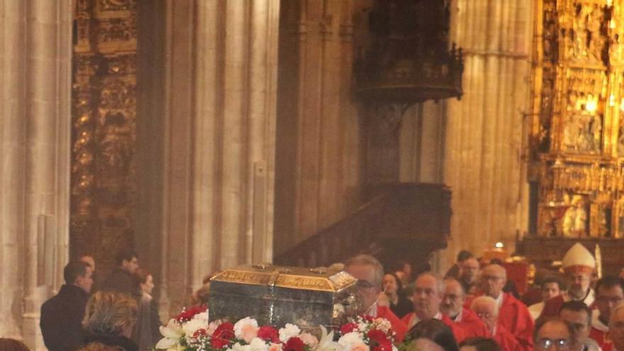 Las cofrades, ayer, en la Catedral, transportando las reliquias.