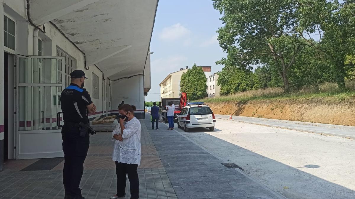 Lugar donde se produjo el fallecimiento del trabajador. En la imagen, la alcaldesa, en funciones, Ana González, junto a un agente de Policía local.