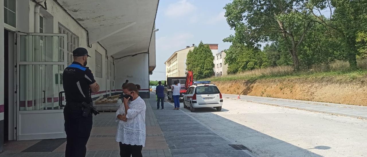 Lugar donde se produjo el fallecimiento del trabajador. En la imagen, la alcaldesa, en funciones, Ana González, junto a un agente de Policía local.