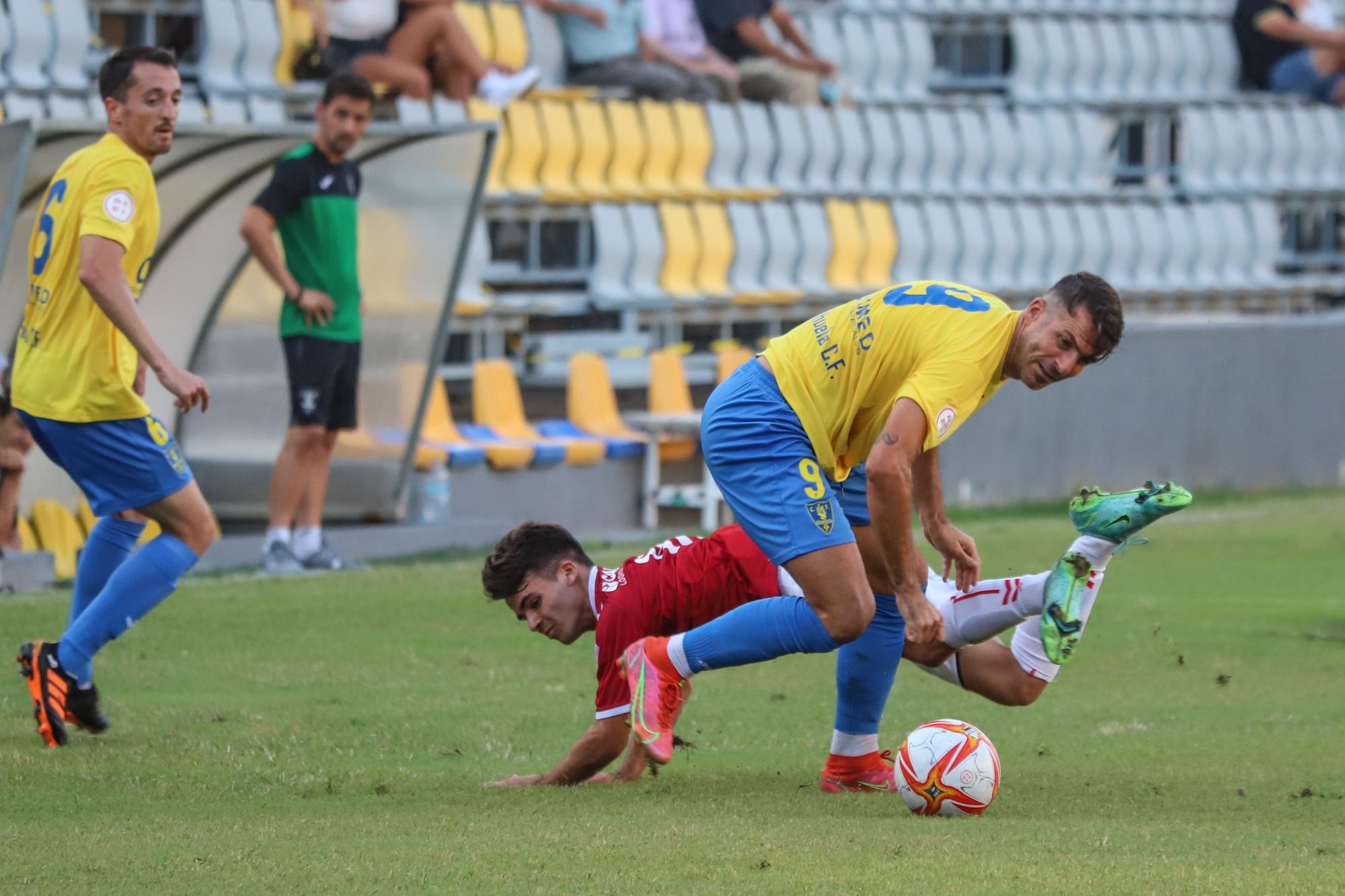 El Orihuela presenta a sus jugadores ante su afición