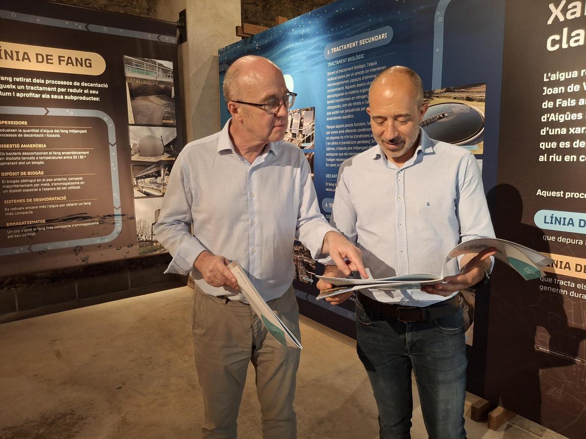 Antoni Venturai Marc Aloy consulten la memòria del 2025