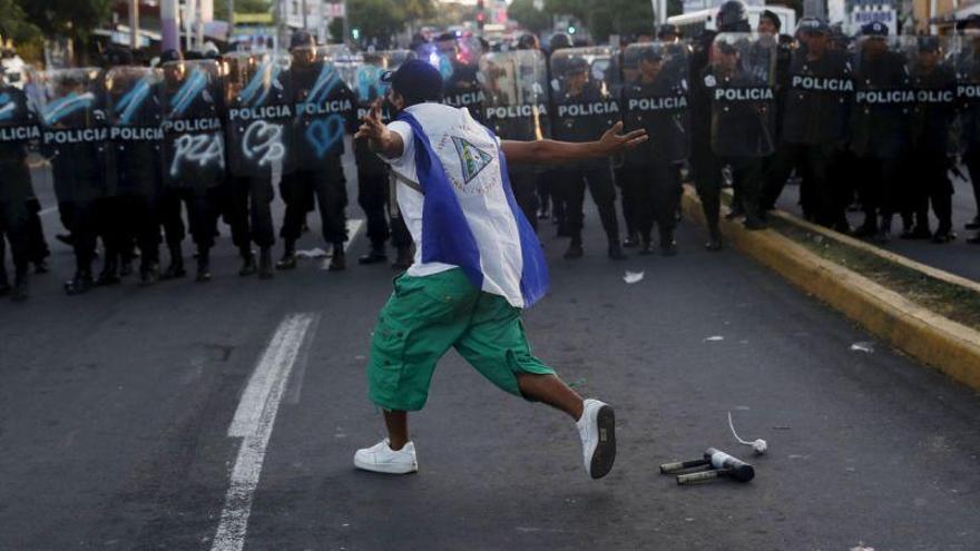 La manifestación contra el presidente nicaragüense es atacada por la policía local