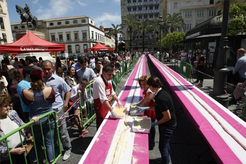 GALERÍA DE FOTOS / Flamenquín gigante en Las Tendillas