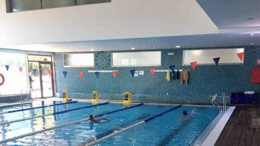 Dos de los dieciocho aspirantes, en las pruebas de natación, ayer.