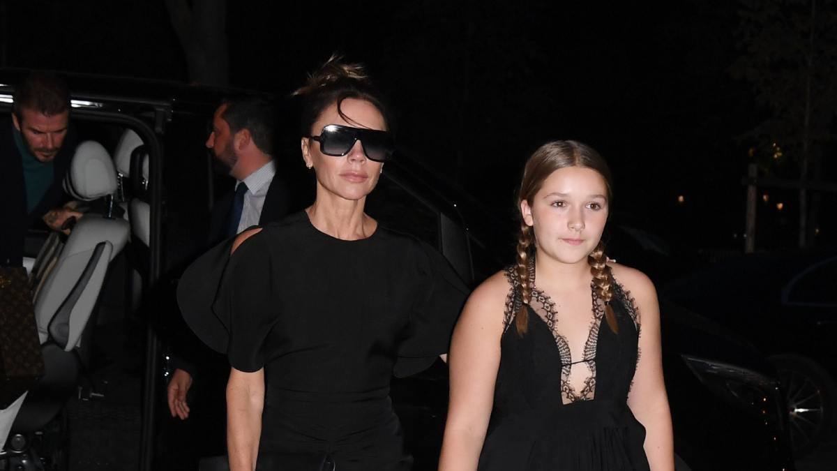 Victoria Beckham junto a Harper Beckham, ambas de negro