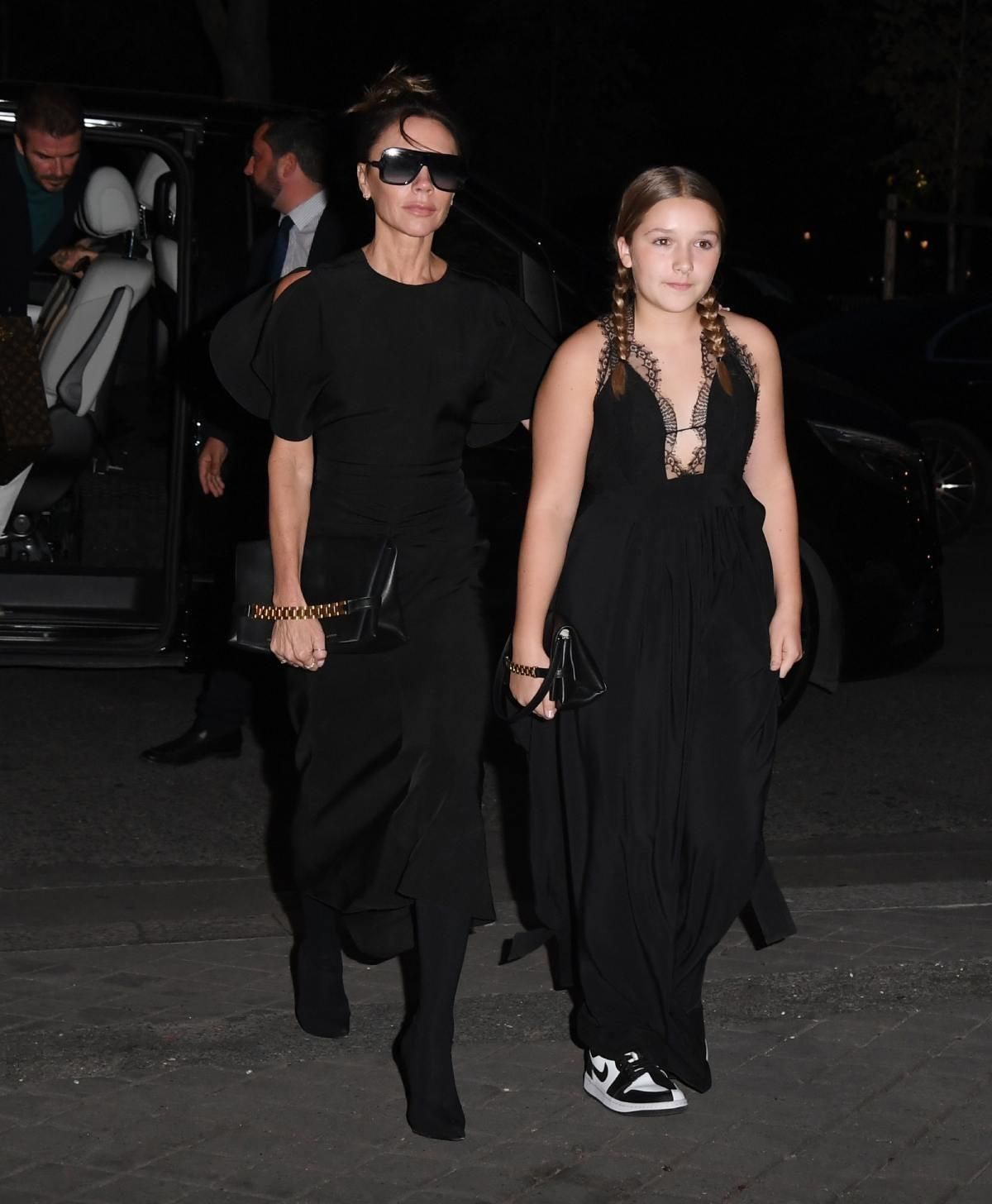 Victoria Beckham junto a Harper Beckham, ambas de negro