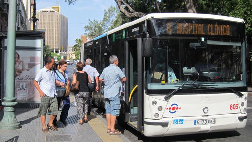 Usuarios a punto de subir a un autobús de la EMT.