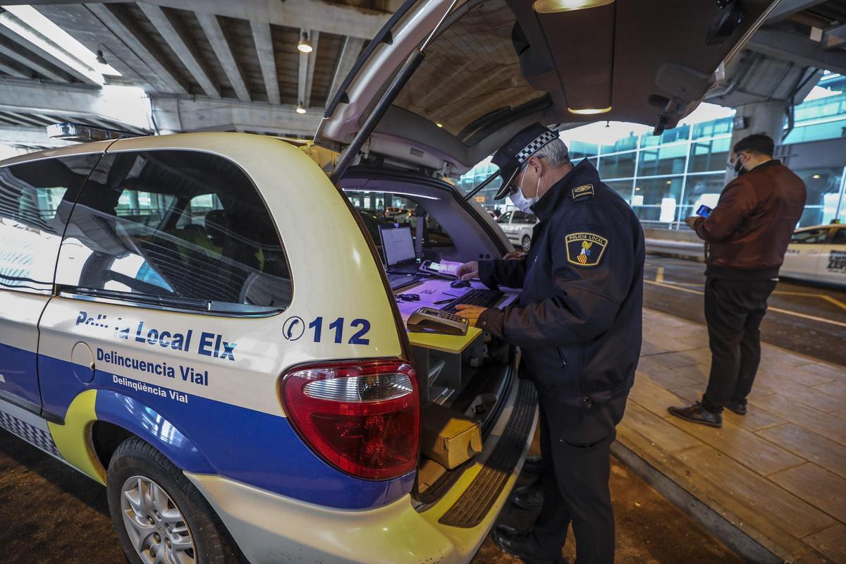 Policía Local de Elche en un operativo en el aeropuerto