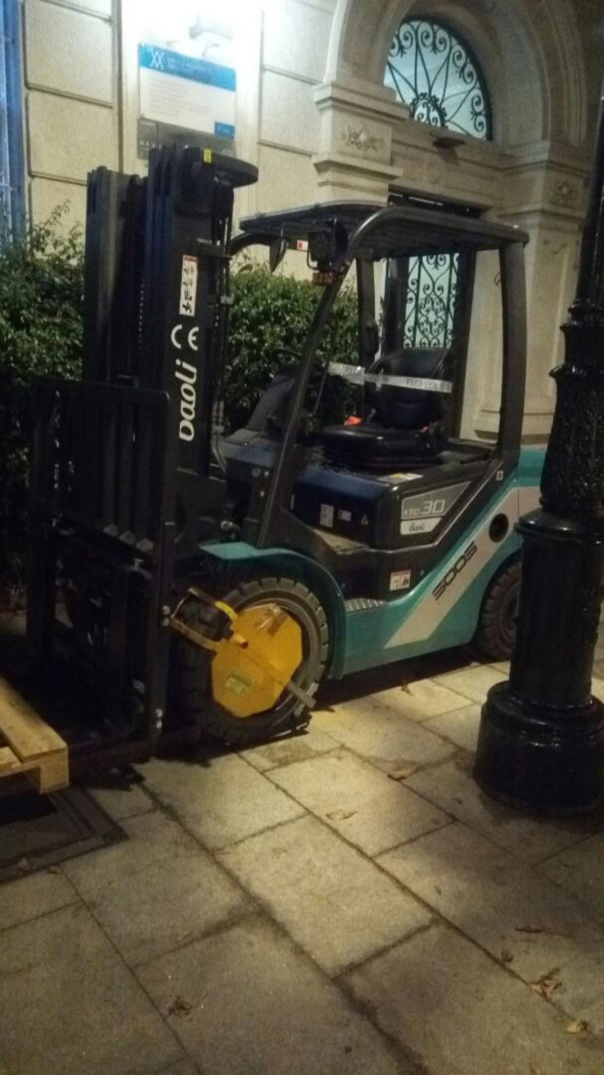 La carretilla elevadora con el cepo puesto por la Policía Local.