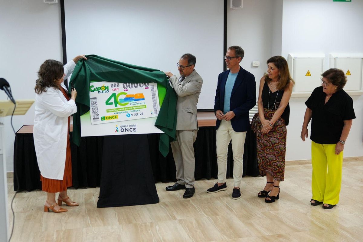 Carmen de la Cámara y Francisco Valderas descubren el cupón conmemorativo.