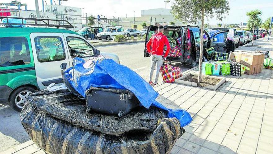 Colas y esperas en el puerto de Alicante para embarcarse en el ferry a Orán.  | B.FIGUEIRA