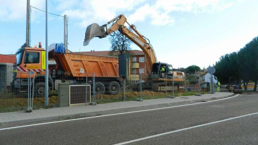 Los operarios de San Gregorio llevan a cabo las obras de renovación del saneamiento en la calle Corrales.