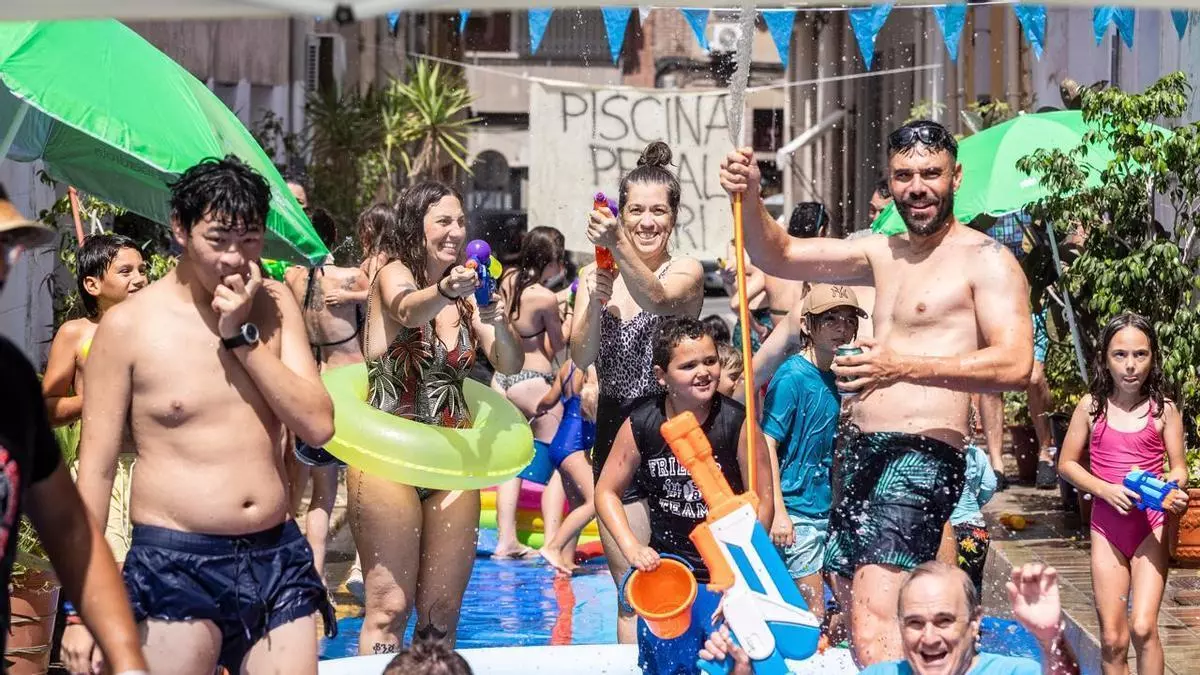 Otro verano de "poalà" en Carolinas para reclamar una piscina en el barrio