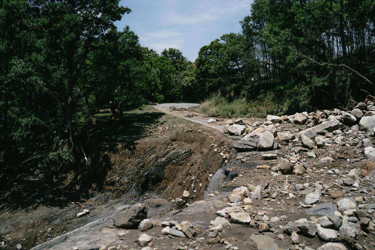 Una carretera bloqueada por piedras y tierra