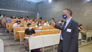 Archivo - Un profesor supervisa las pruebas de la EBAU en la Universidad Politécnica de Cartagena (UPCT)